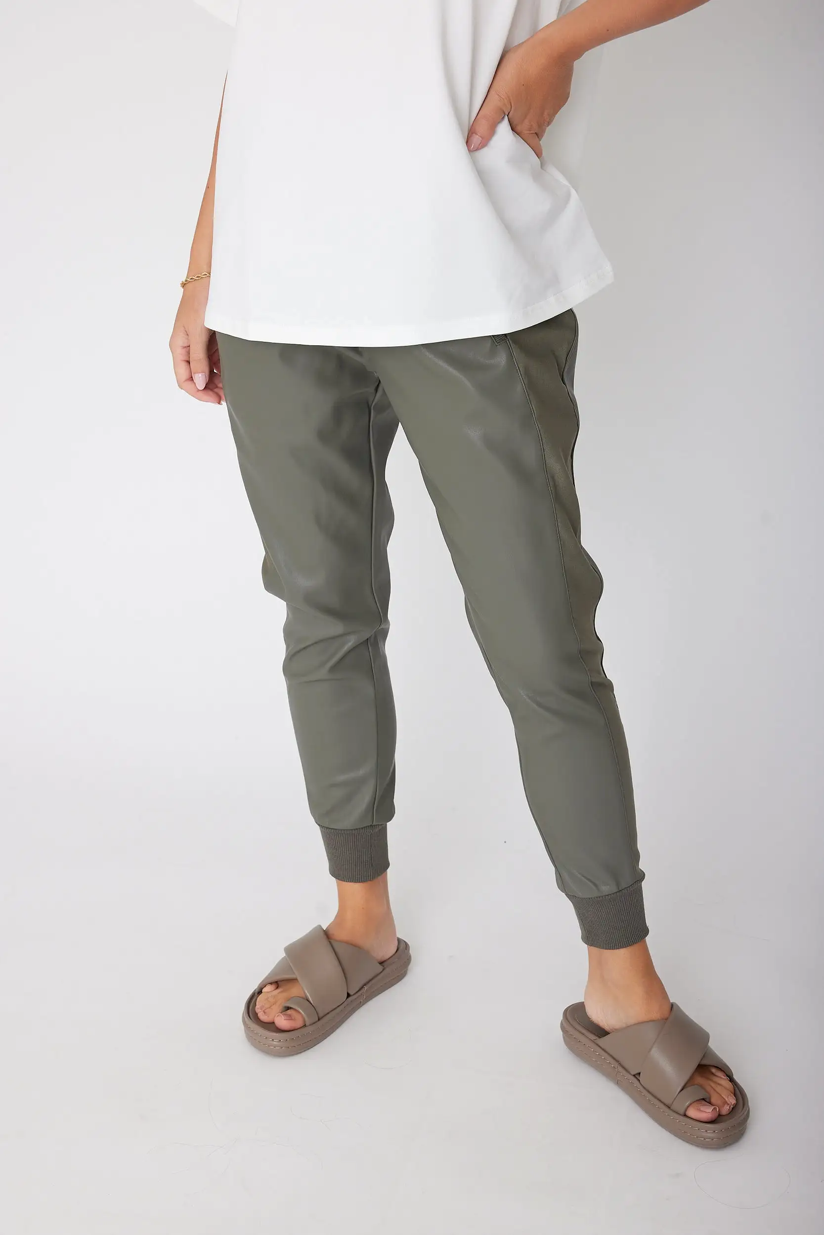 JOEY Pants Vegan Leather Olive