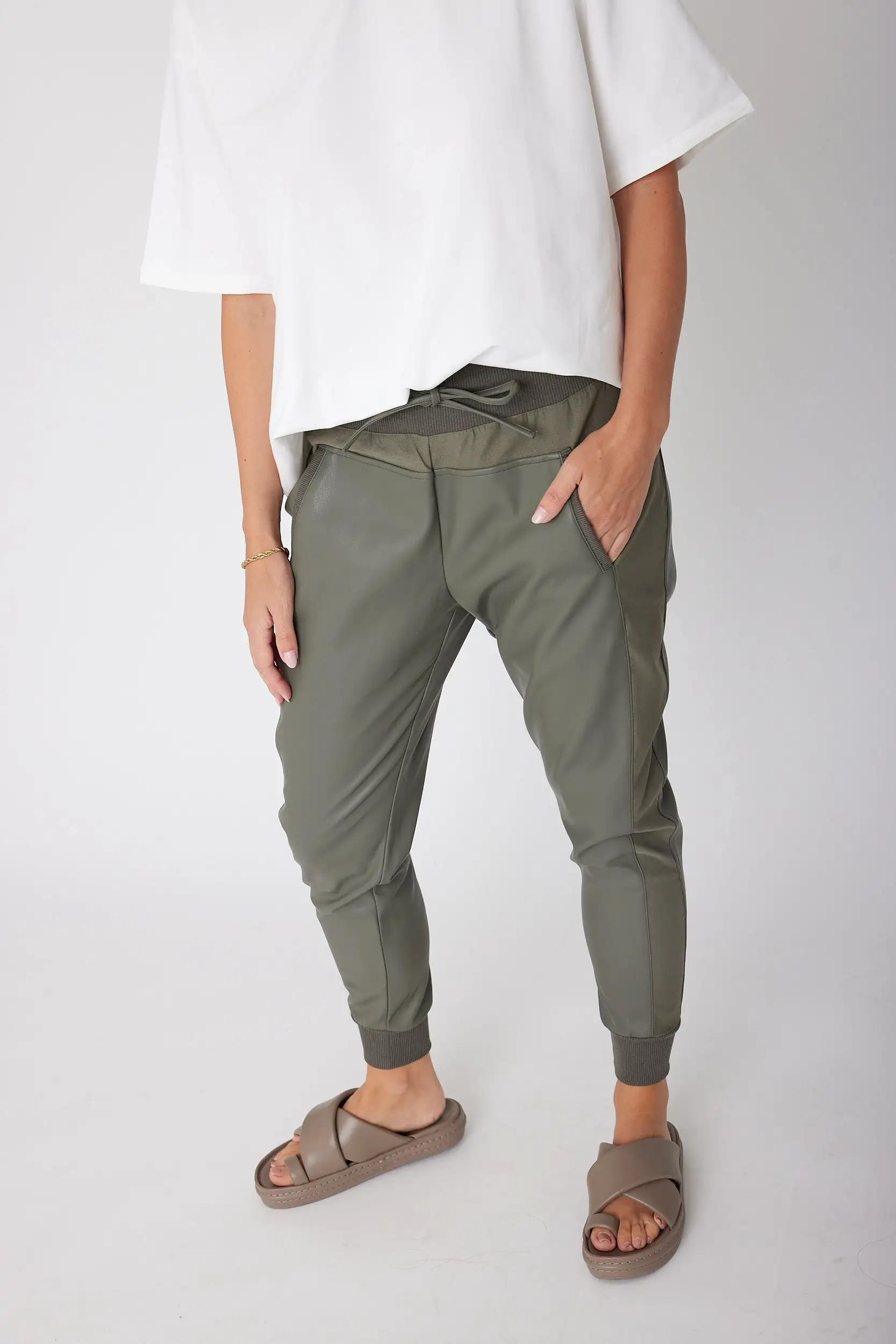 JOEY Pants Vegan Leather Olive