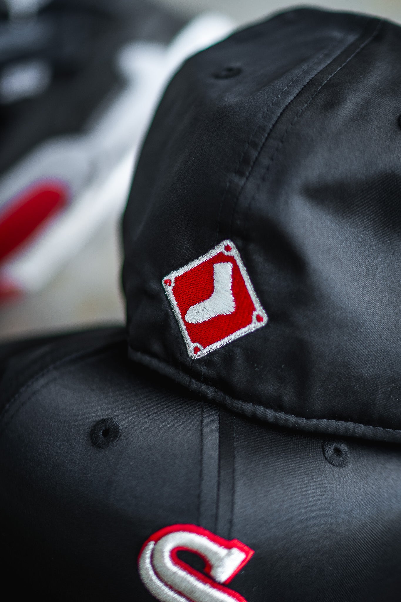 New Era Chicago White Sox Grey UV (Black Satin/Red Corduroy)